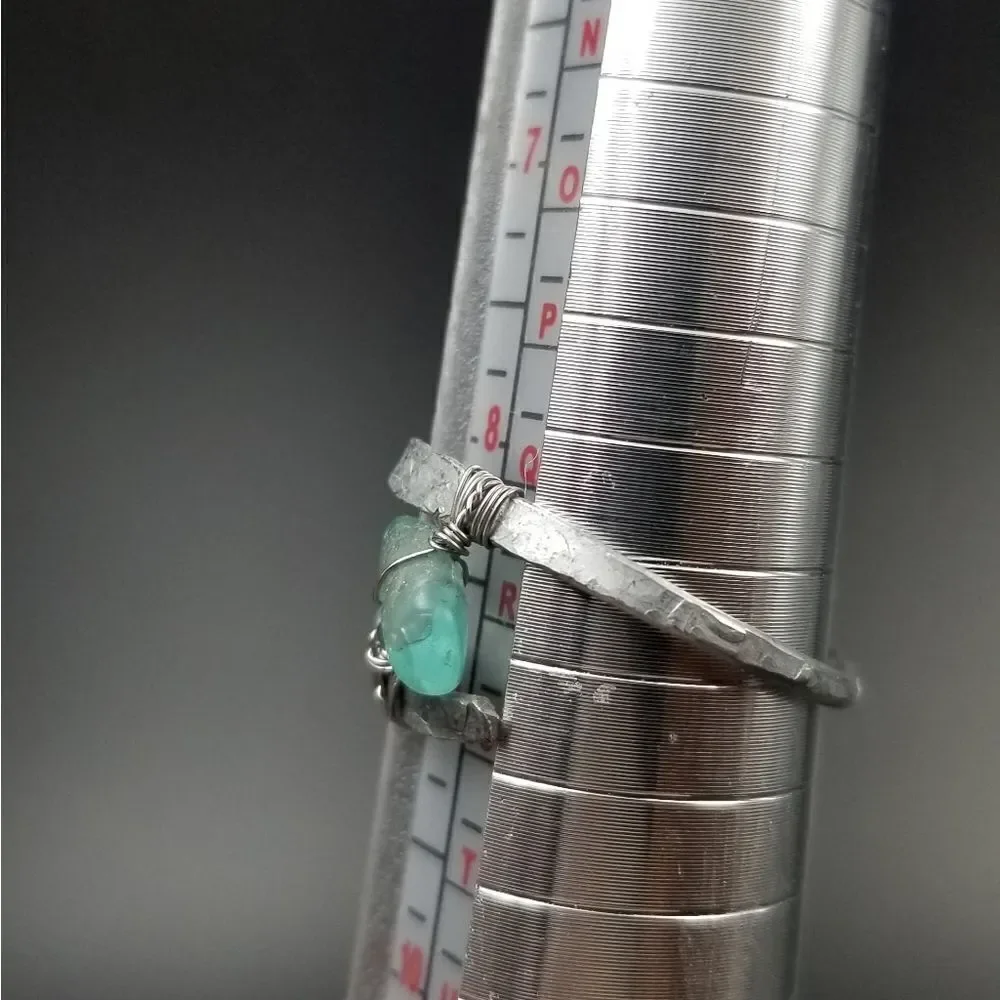 Size 8 brutalist green gem sterling silver ring. R104